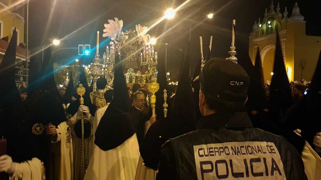 Agente de la Policía vigilando en la Madrugá de Sevilla.