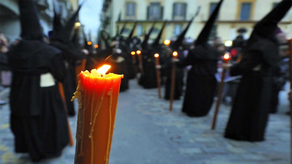 Nazarenos de la Madrugá de Sevilla.