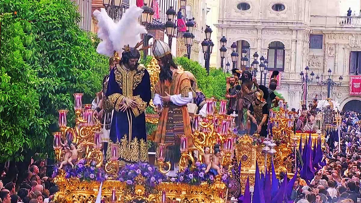 Imagen de diferentes pasos en el Santo Entierro Magno.