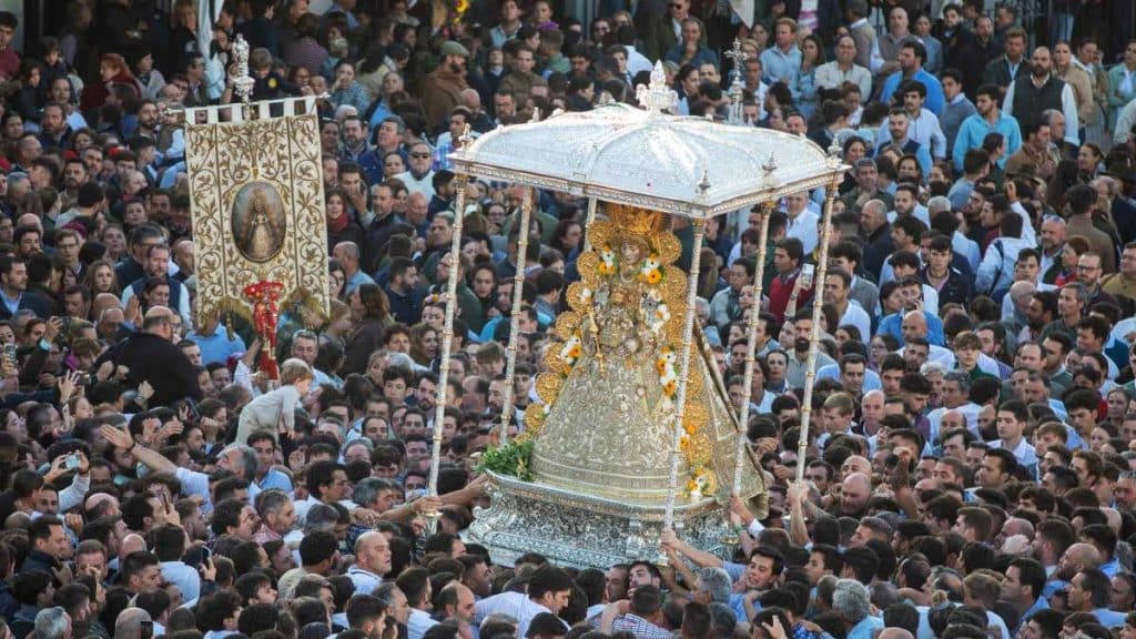 La Virgen del Rocío paseada por su aldea.