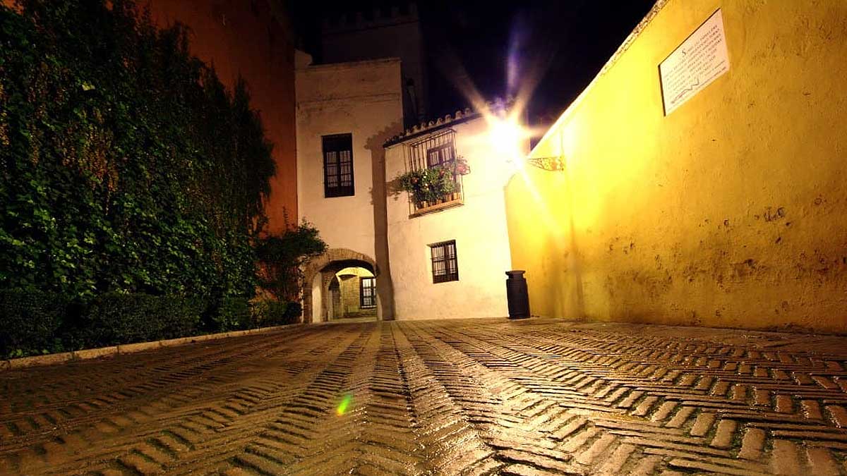 Pasaje al Patio de Banderas en el Barrio de Santa Cruz.