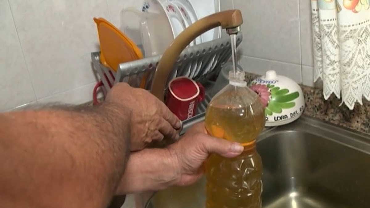 Mal estado del agua en Lora del Río.