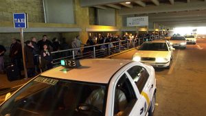 Parada de taxis en el aeropuerto de Sevilla.