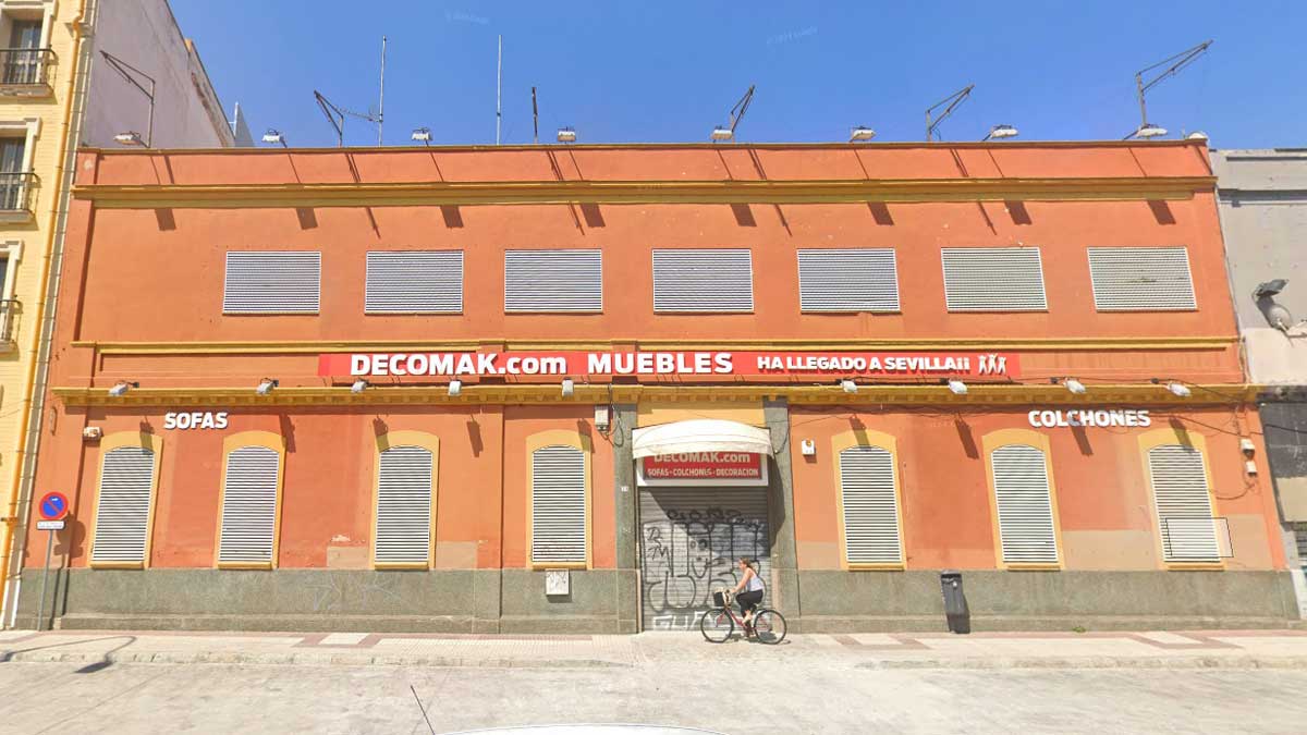 Aparcamiento ilegal en la vieja tienda de muebles.