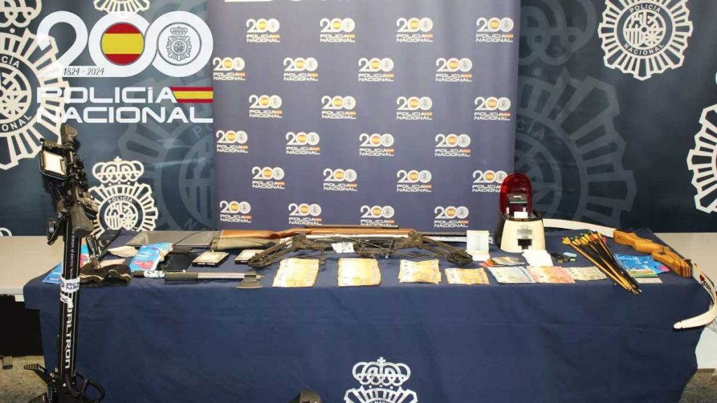 Una escopeta, dinero y otros objetos en la mesa de la Policía Nacional tras la Operación ALDO.