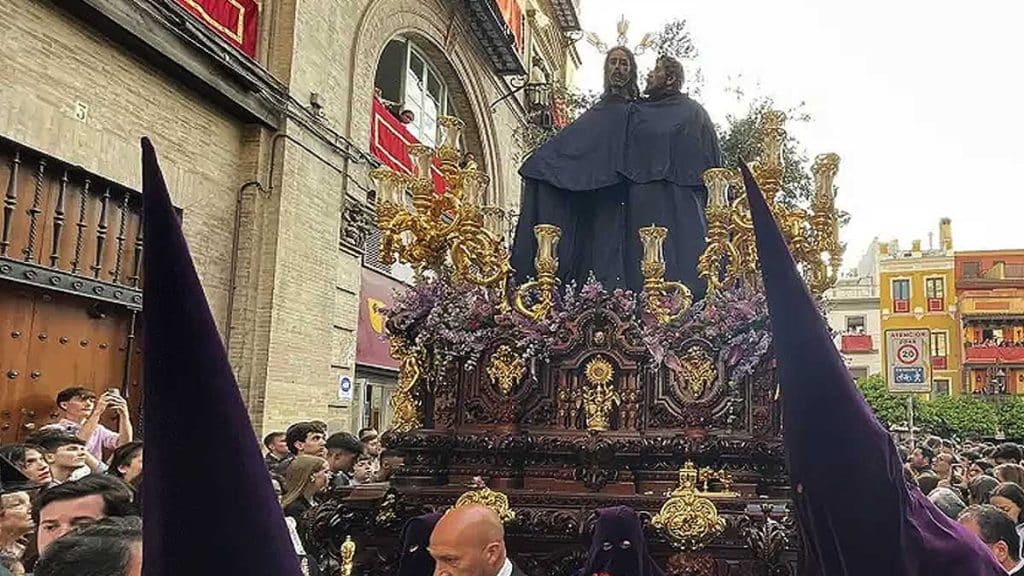 Señor de La Redención bajo la lluvia.