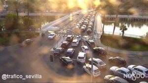 Muchos coches en pleno atasco en Sevilla.
