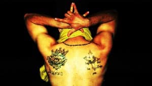 Espalda tatuada con símbolos de los Latin King.