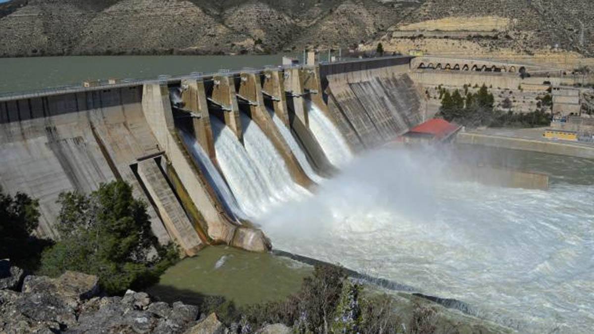 Embalse liberando agua.