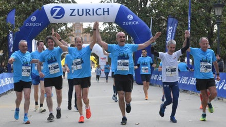 Corredores vestidos con camisetas azules de la media maratón.