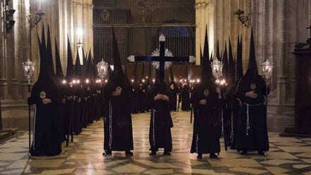 Interior de la Catedral de Sevilla con la Cruz de Guía de una Hermandad.