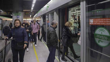 Personas abordando el metro en una parada de Sevilla.