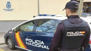 Vehículo y agente de la Policía Nacional.