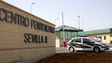 Entrada a la cárcel de Sevilla II con un coche de la Policía Nacional.