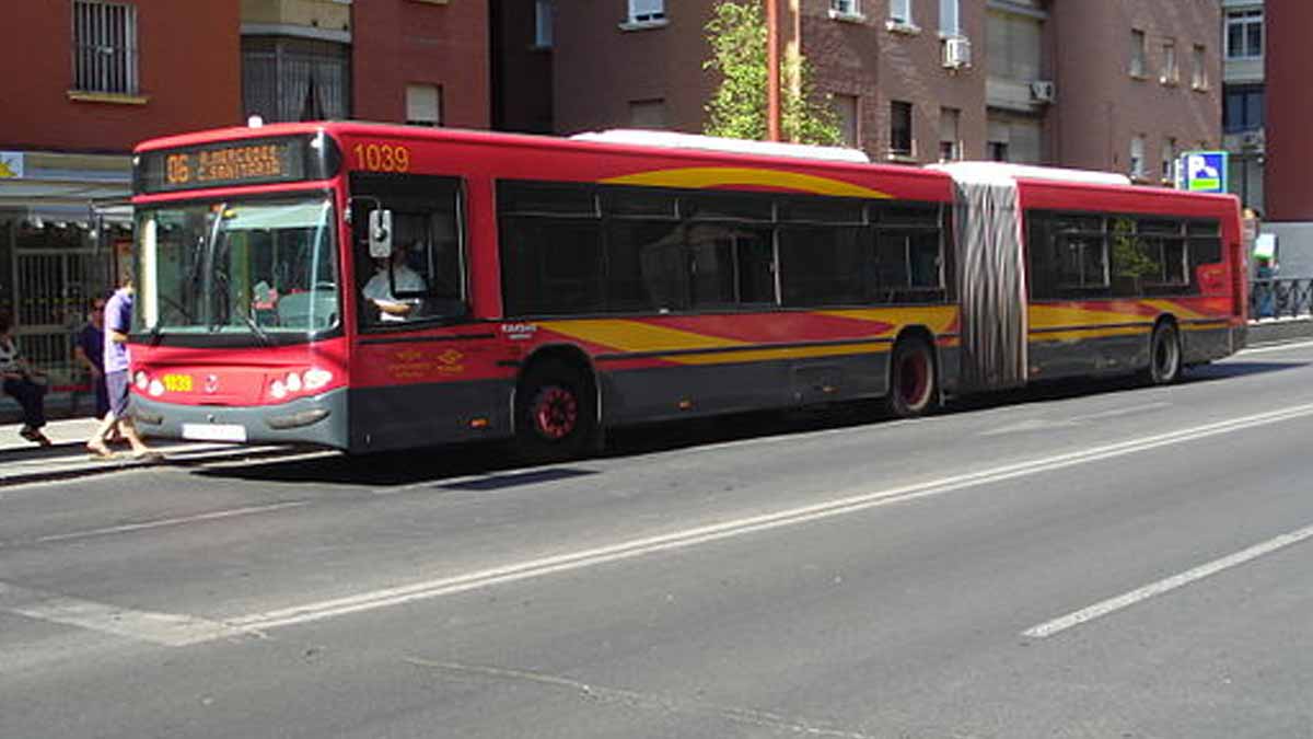 Autobús de Tussam en color burdeos y con prolongación.