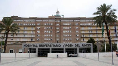 Fachada del Hospital Virgen del Rocío en ladrillo visto.