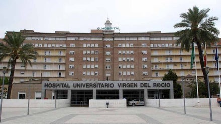 Fachada del Hospital Virgen del Rocío en ladrillo visto.