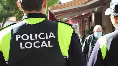 Policía Local de Sevilla por una calle de la ciudad.