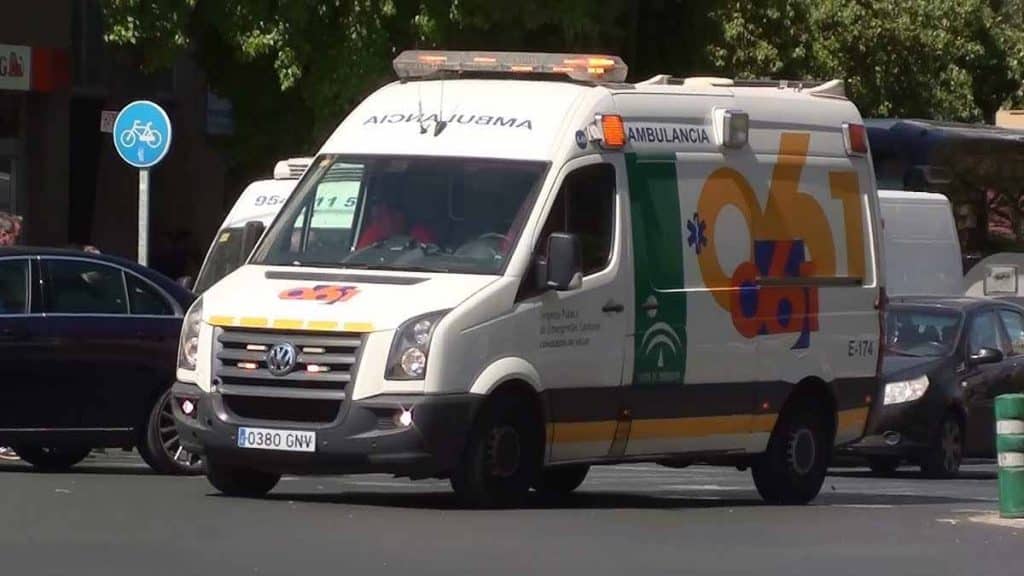 Ambulancia blanca del 061 en un giro a la derecha.
