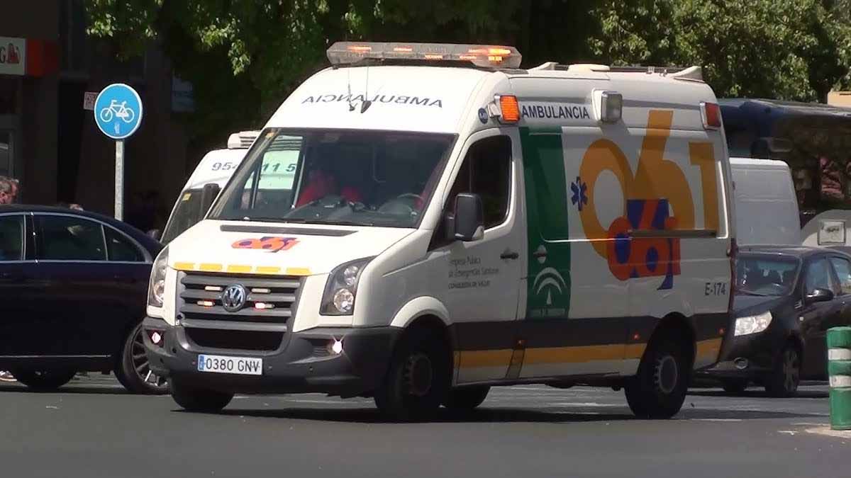 Ambulancia blanca del 061 en un giro a la derecha.