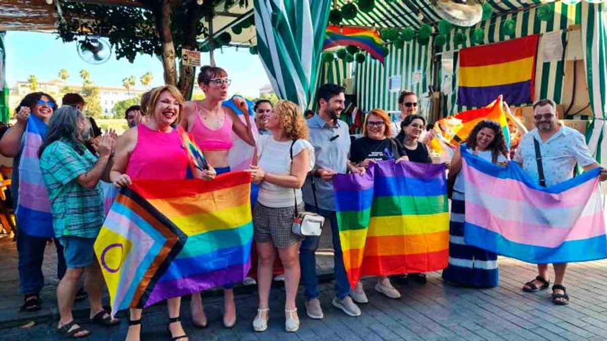 Acusaciones de homofobia al Ayuntamiento de Sevilla por la retirada de una bandera LGTBI en la Velá de Triana