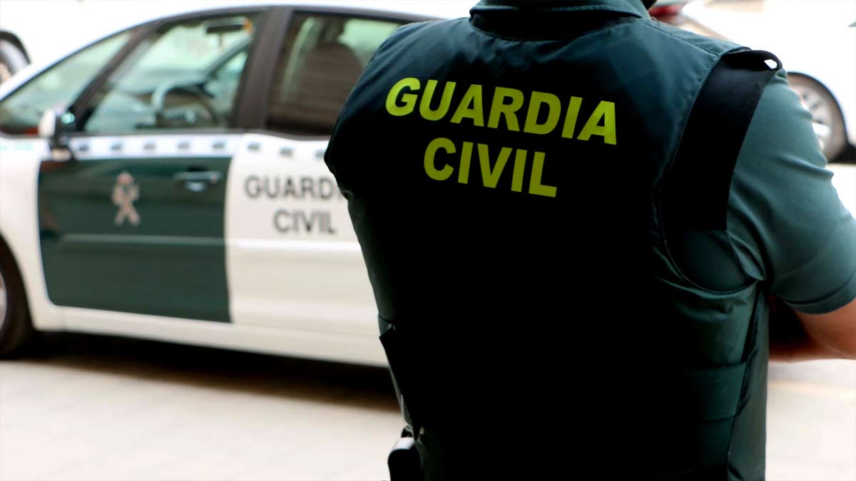 Vehículo y agente de la Guardia Civil.