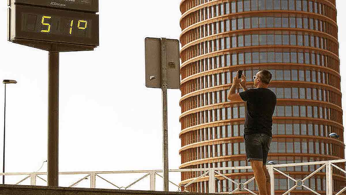 Termómetro urbano de Sevilla marcando 51ºC.