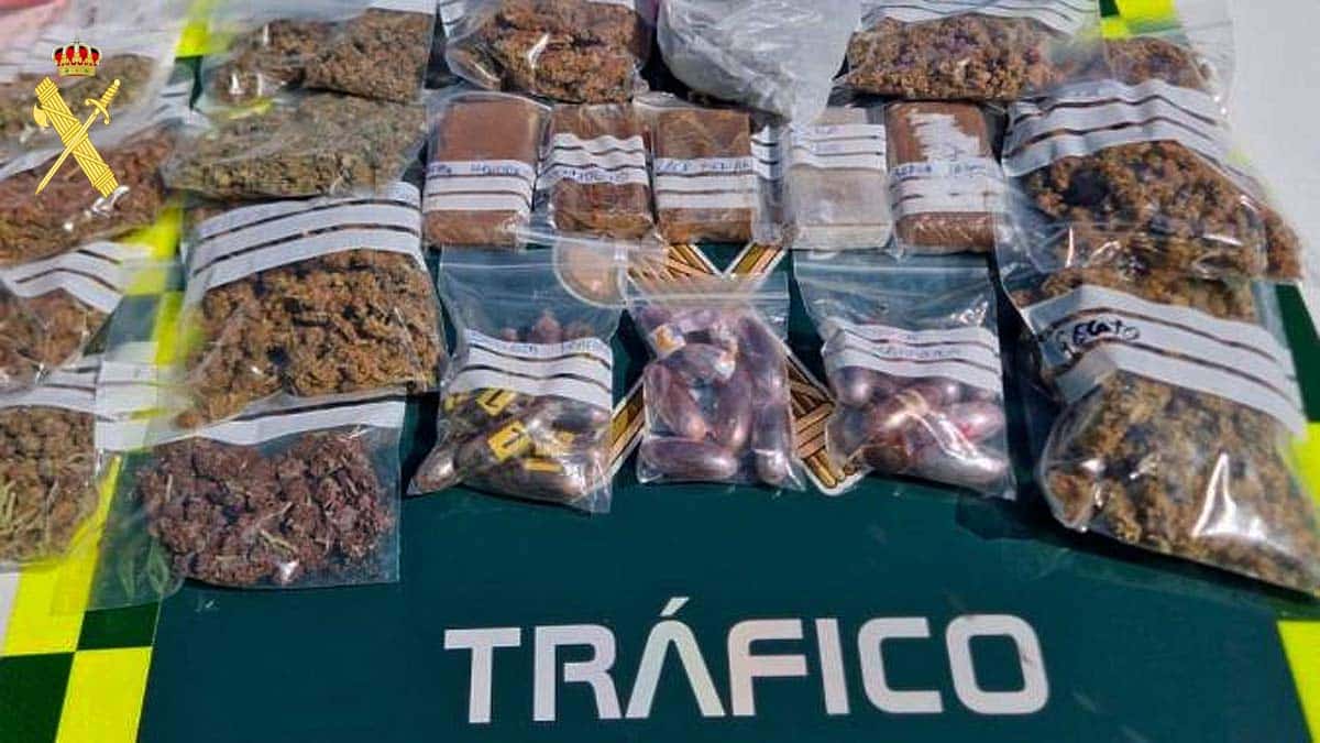 La Guardia Civil detiene a los ocupantes de un vehículo que escondía, en un doble fondo, más de un kilo de drogas