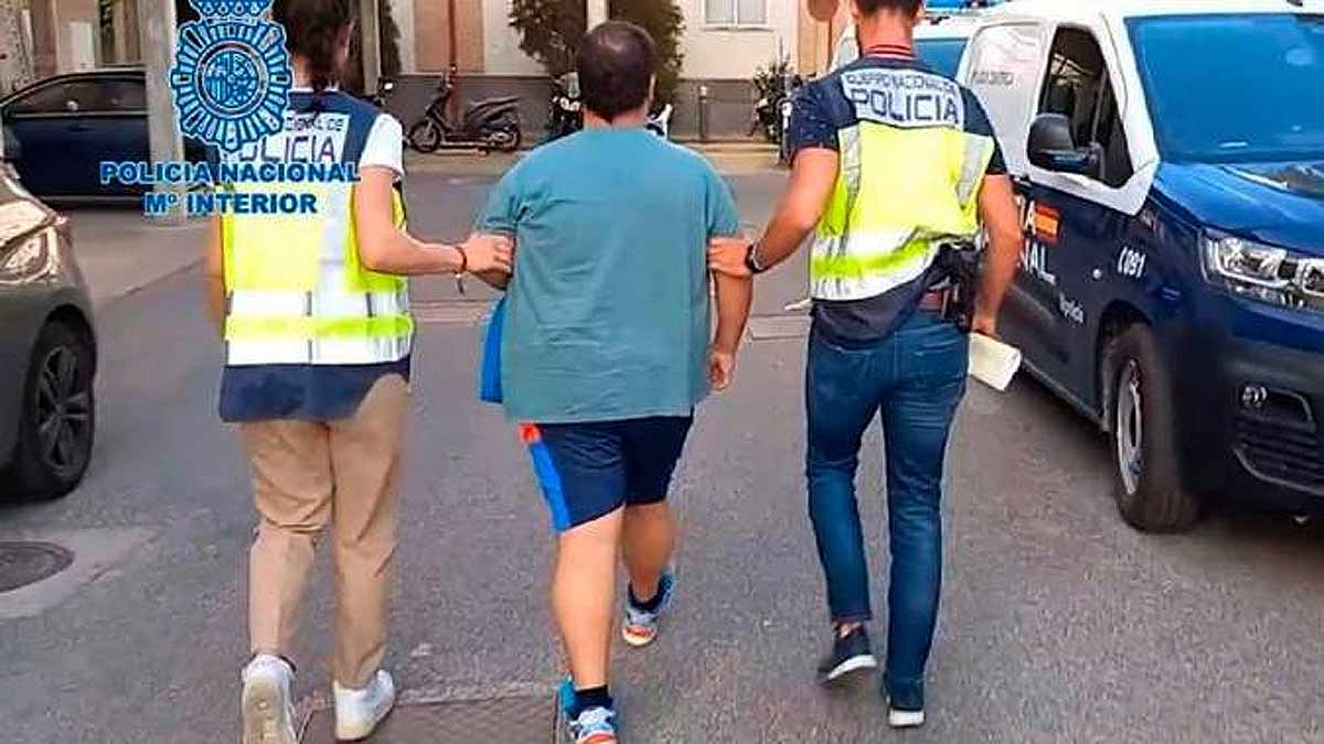 La Policía Nacional de Sevilla detiene a un entrenador por acoso sexual a más de 200 menores con un perfil falso en redes sociales