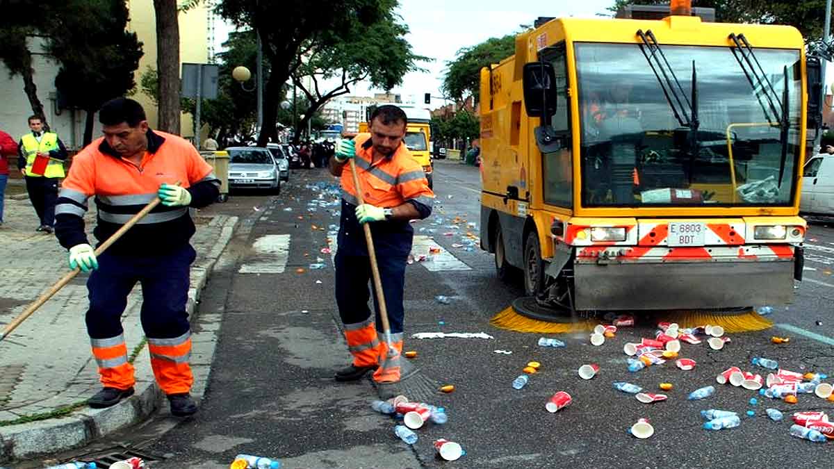 Trabajadores de Lipasam limpiando las calles.