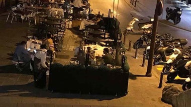 El problema de los veladores en las aceras de Sevilla: ¿Un deleite para unos, una molestia para otros?