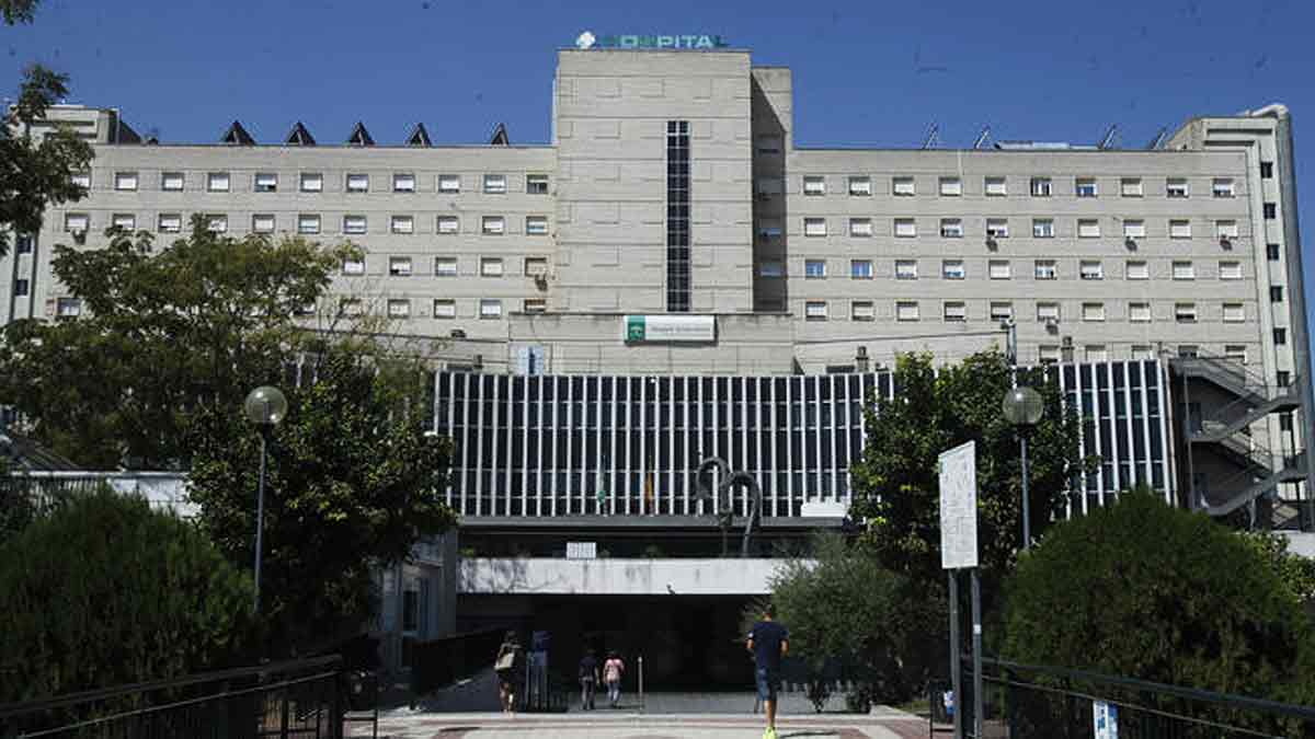 Fachada en gris del hospital Virgen de Valme.