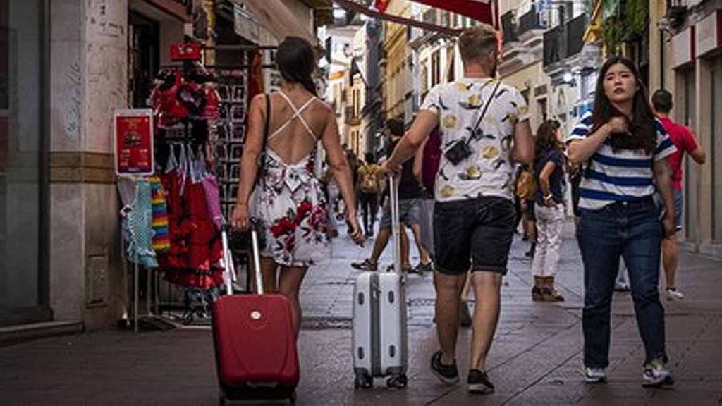 Turistas buscando su piso turístico.