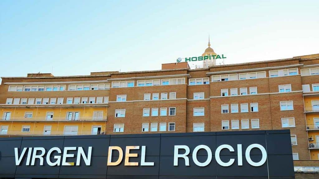 Entrada al hospital Virgen del Rocío.