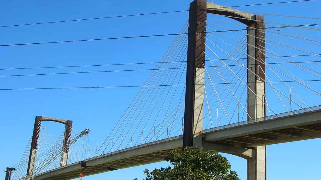 Obras en el Puente del Quinto Centenario.