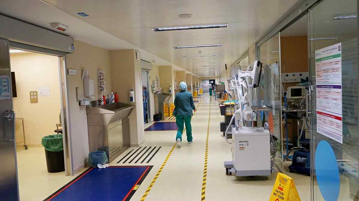 Pasillo de un hospital.