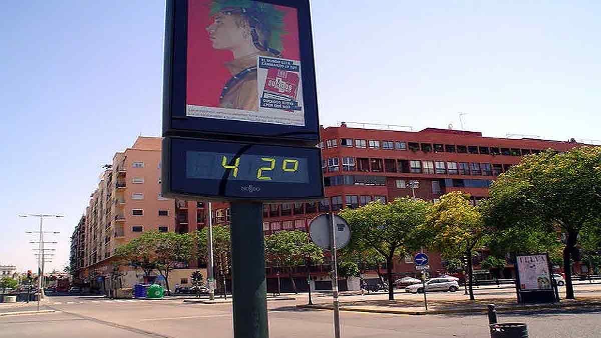 Termómetro junto a la carretera, en Sevilla, marcando una temperatura de 42ºC.