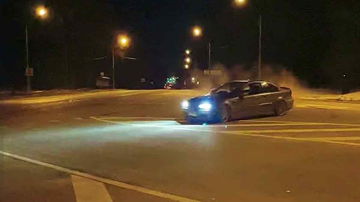 El peligro de las exhibiciones ilegales de coches y drifting en Sevilla