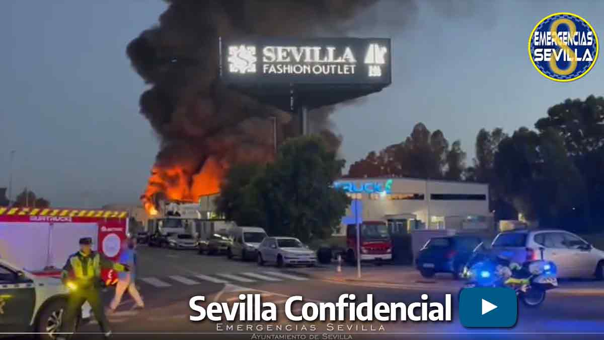 Pavoroso incendio en una nave de productos de pinturas cerca del aeropuerto
