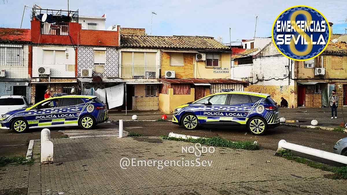 Patrullas de la Policía Local en el barrio sevillano de Torreblanca.
