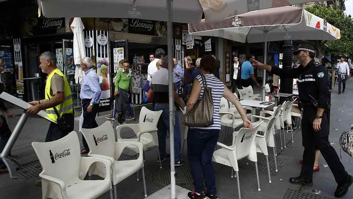 Veladores de un bar en Sevilla.