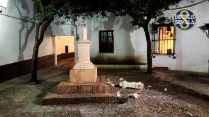 El vandalismo contra el patrimonio de Sevilla se ceba con la Plaza de Santa Marta