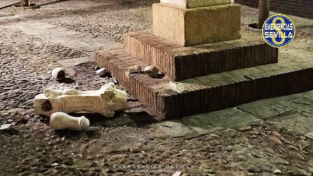 El vandalismo contra el patrimonio de Sevilla se ceba con la Plaza de Santa Marta