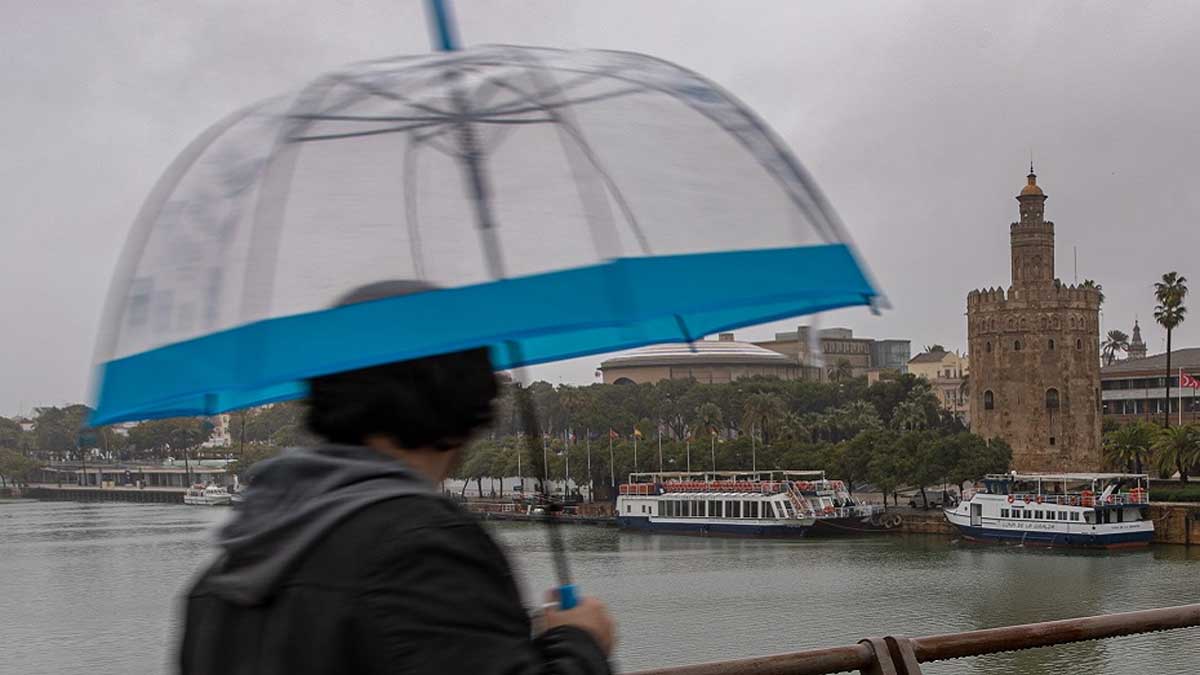 Vista de la Torre del Oro en un día de lluvia.