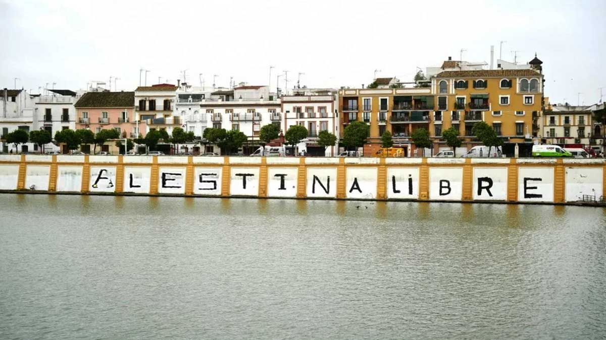 Confunden la solidaridad con el vandalismo pintando el muro de la calle Betis al Guadalquivir