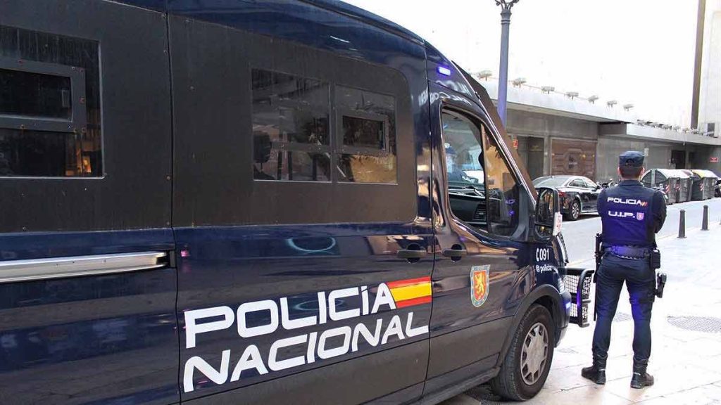 Agentes de la Policía Nacional y furgón.