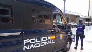 Agentes de la Policía Nacional y furgón.