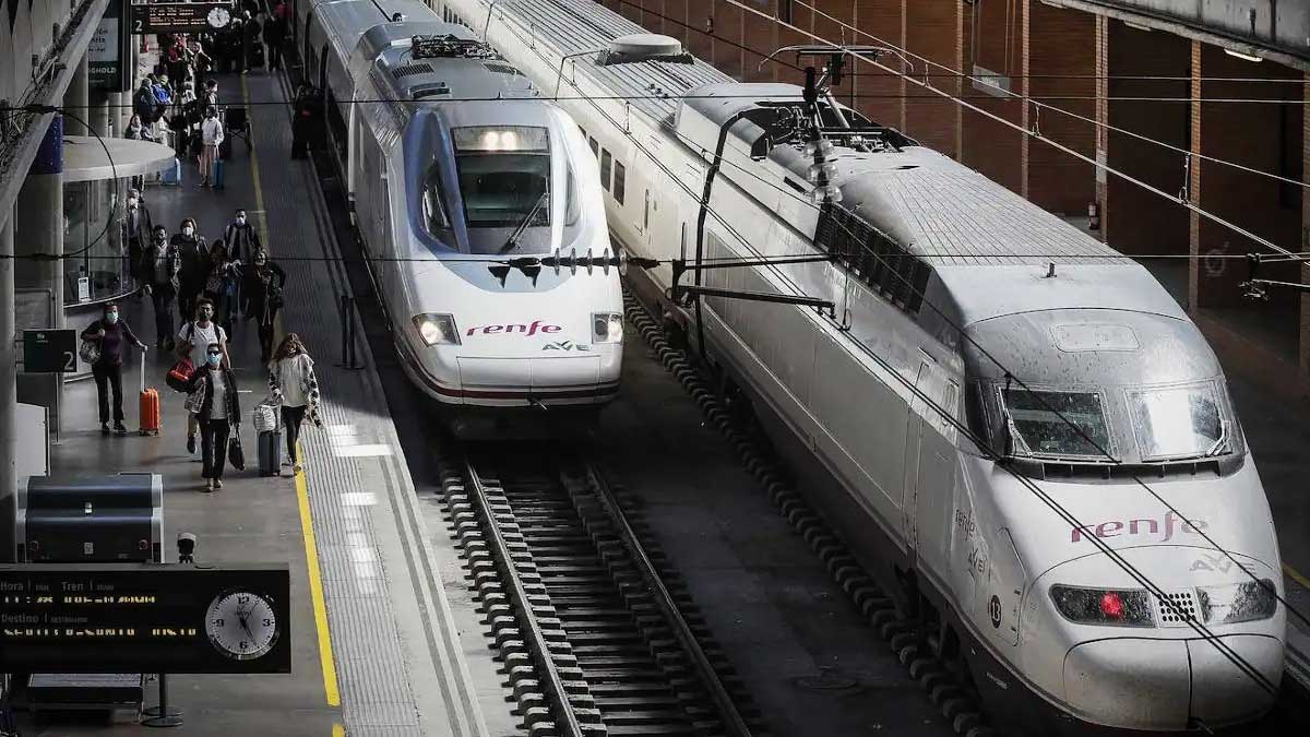 Dos trenes del AVE en las vías del tren de la estación de Santa Justa.