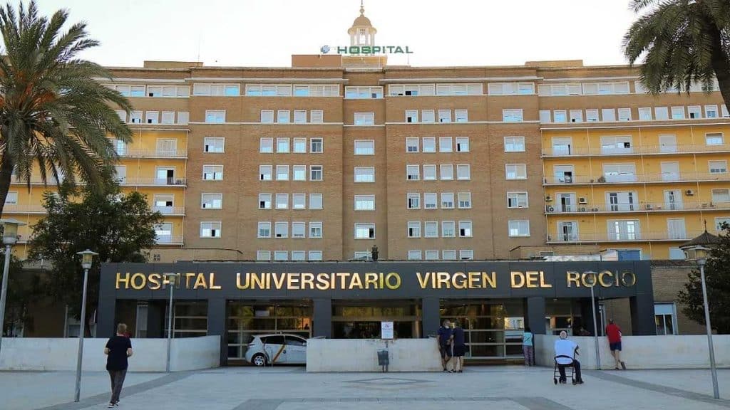 Fachada del Hospital Virgen del Rocío.