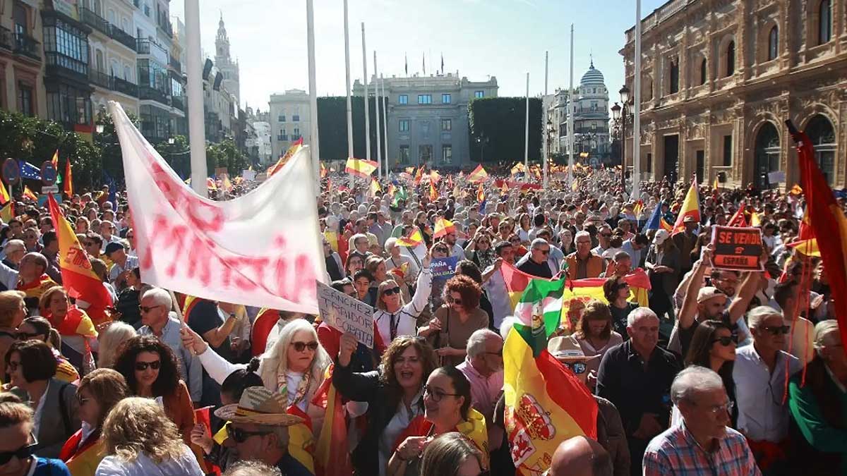Miles de personas se manifiestan en Sevilla contra el pacto de Pedro Sánchez y la amnistía